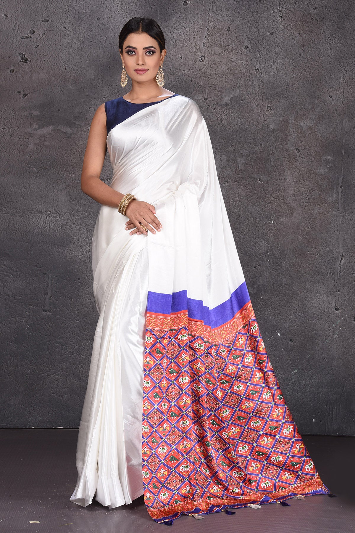 Buy elegant off-white modal silk sari online in USA with red printed pallu. Keep your ethnic wardrobe up to date with latest designer sarees, pure silk sarees, handwoven sarees, tussar silk sarees, embroidered sarees from Pure Elegance Indian saree store in USA.-full view