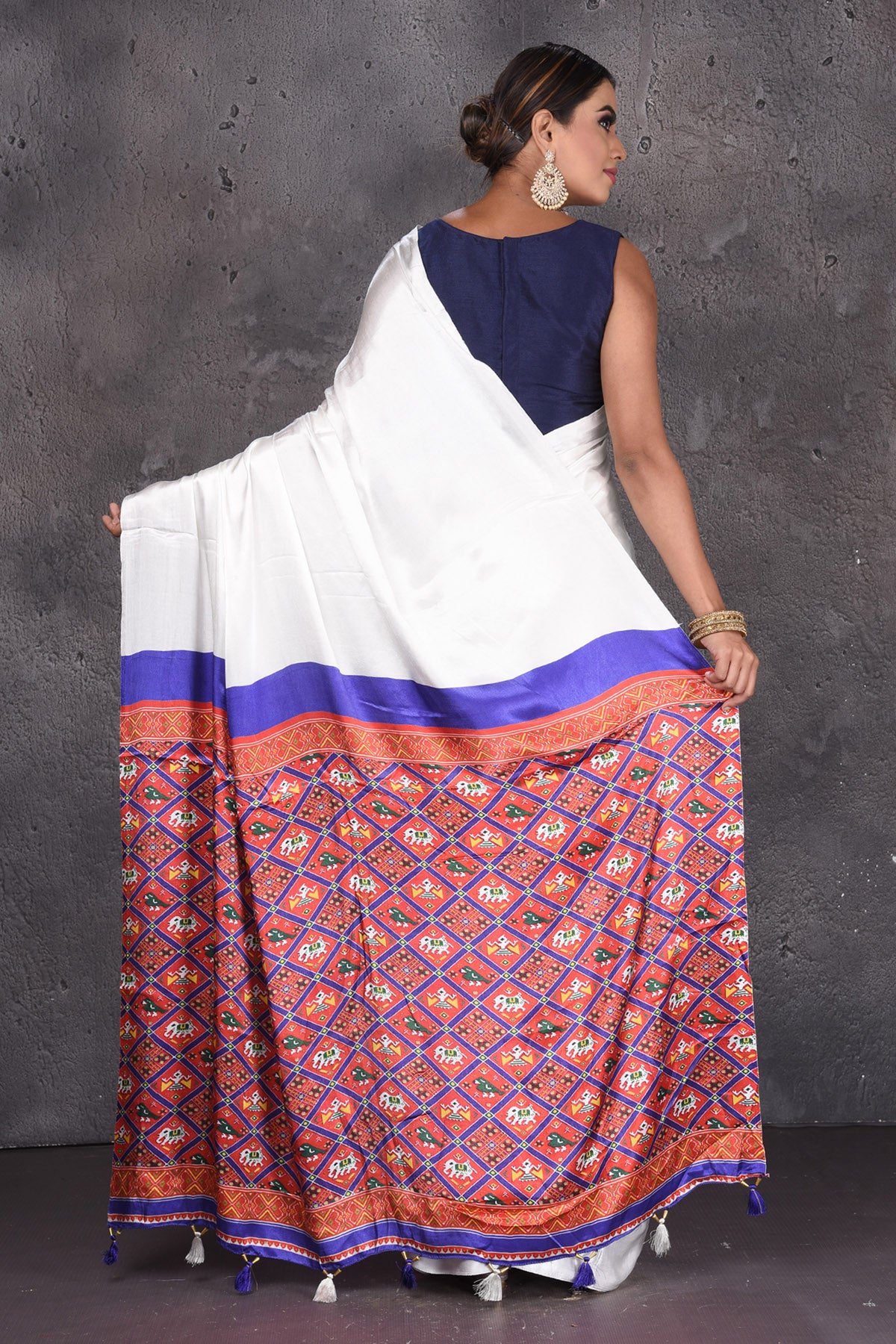 Buy elegant off-white modal silk sari online in USA with red printed pallu. Keep your ethnic wardrobe up to date with latest designer sarees, pure silk sarees, handwoven sarees, tussar silk sarees, embroidered sarees from Pure Elegance Indian saree store in USA.-back