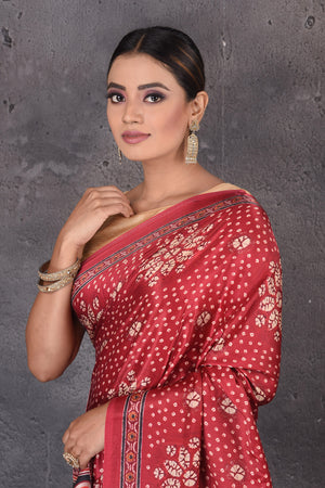 Shop beautiful red printed crepe silk saree online in USA with zari pallu. Flaunt your ethnic style on special occasions with latest designer sarees, pure silk sarees, handwoven sarees, Kanchipuram silk sarees, embroidered sarees, georgette sarees, party sarees from Pure Elegance Indian saree store in USA.-closeup