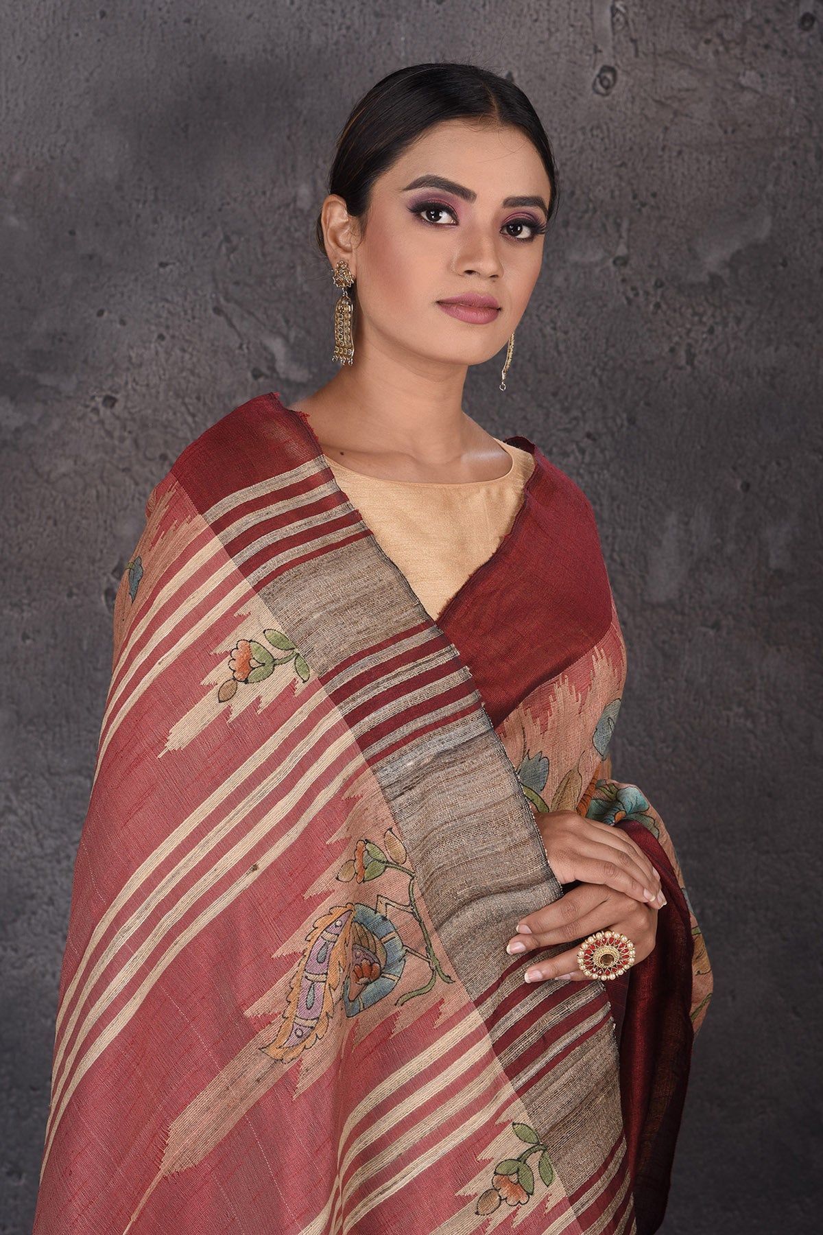Buy beautiful dusty pink hand painted Kalamkari Gicha silk saree online in USA. Flaunt your ethnic style on special occasions with latest designer sarees, pure silk sarees, handwoven sarees, Kanchipuram silk sarees, embroidered sarees, georgette sarees, party sarees from Pure Elegance Indian saree store in USA.-closeup