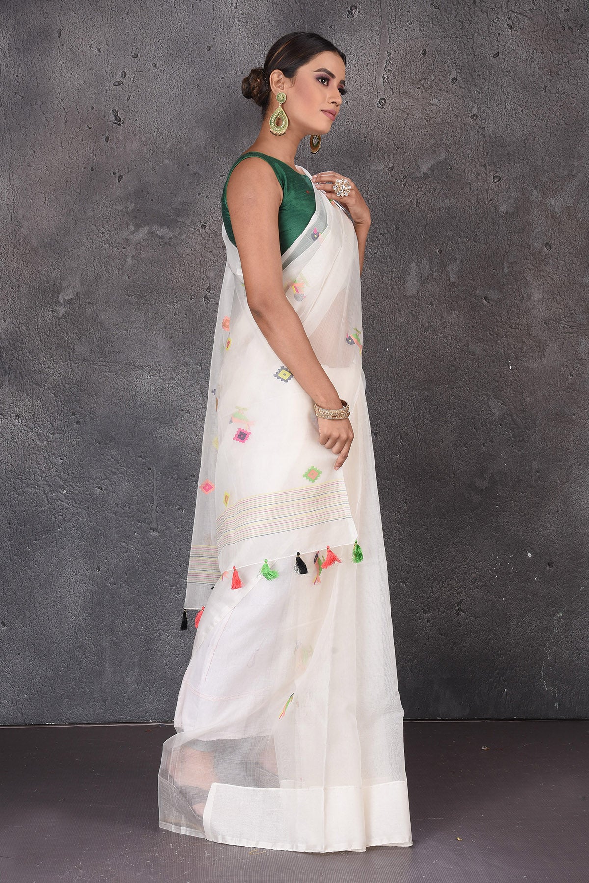 Shop stunning white resham Jamdani saree online in USA. Flaunt your ethnic style on special occasions with latest designer sarees, pure silk sarees, handwoven sarees, Kanchipuram silk sarees, embroidered sarees, georgette sarees, party sarees from Pure Elegance Indian saree store in USA.-side