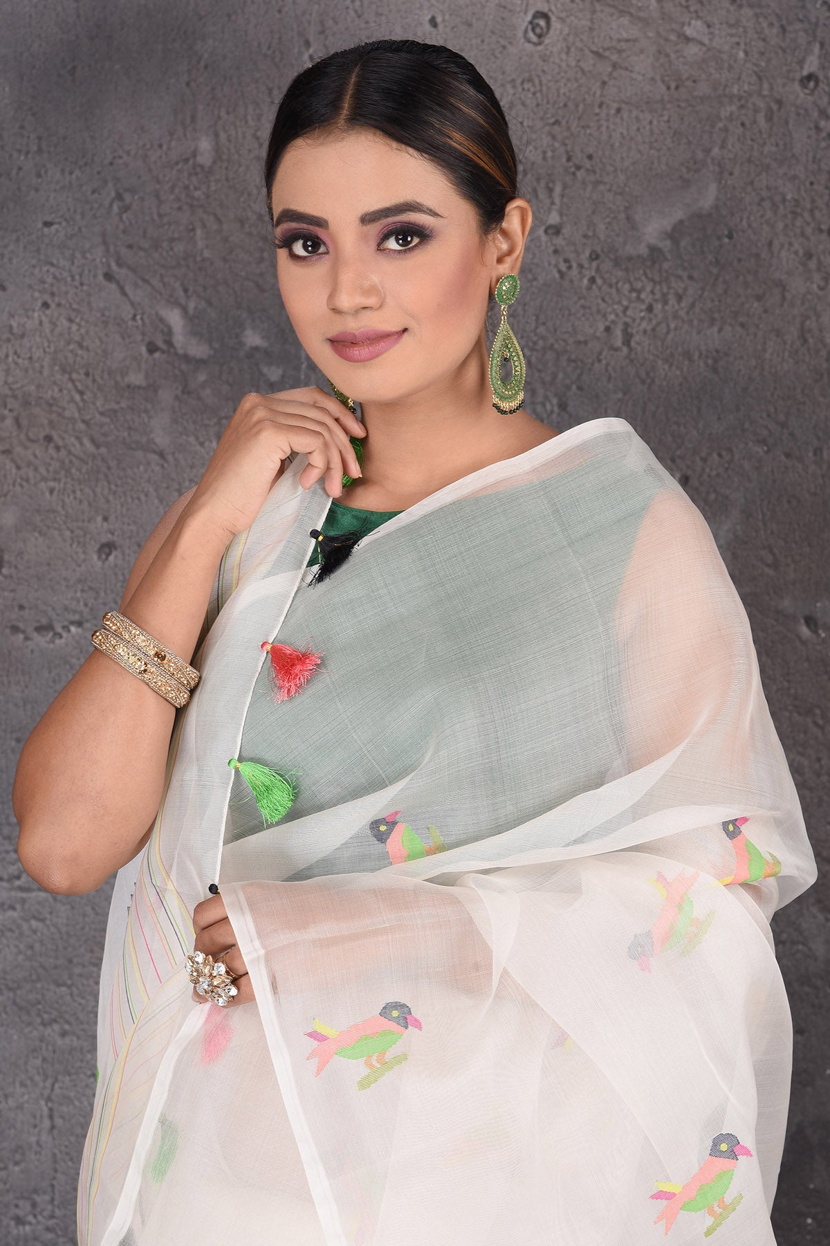 Buy elegant off-white resham Jamdani saree online in USA. Flaunt your ethnic style on special occasions with latest designer sarees, pure silk sarees, handwoven sarees, Kanchipuram silk sarees, embroidered sarees, georgette sarees, party sarees from Pure Elegance Indian saree store in USA.-closeup