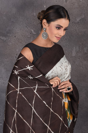 Buy beautiful light grey Batik print silk sari online in USA with brown border and pallu. Flaunt your ethnic style on special occasions with latest designer sarees, pure silk sarees, handwoven sarees, Kanchipuram silk sarees, embroidered sarees, georgette sarees, party sarees from Pure Elegance Indian saree store in USA.-closeup