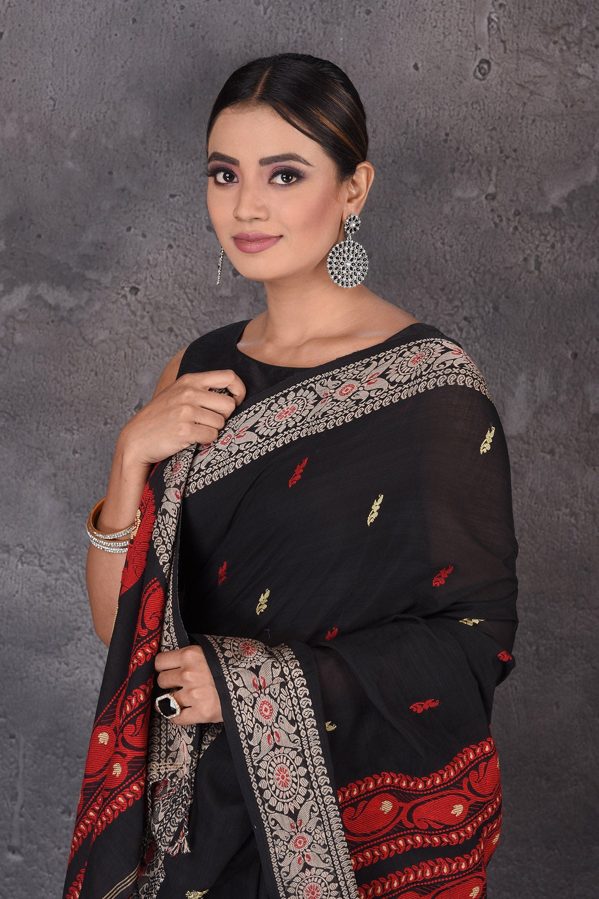 Shop beautiful black mercerised cotton sari online in USA with weave pallu. Flaunt your ethnic style on special occasions with latest designer sarees, pure silk sarees, handwoven sarees, Kanchipuram silk sarees, embroidered sarees, georgette sarees, party sarees from Pure Elegance Indian saree store in USA.-closeup