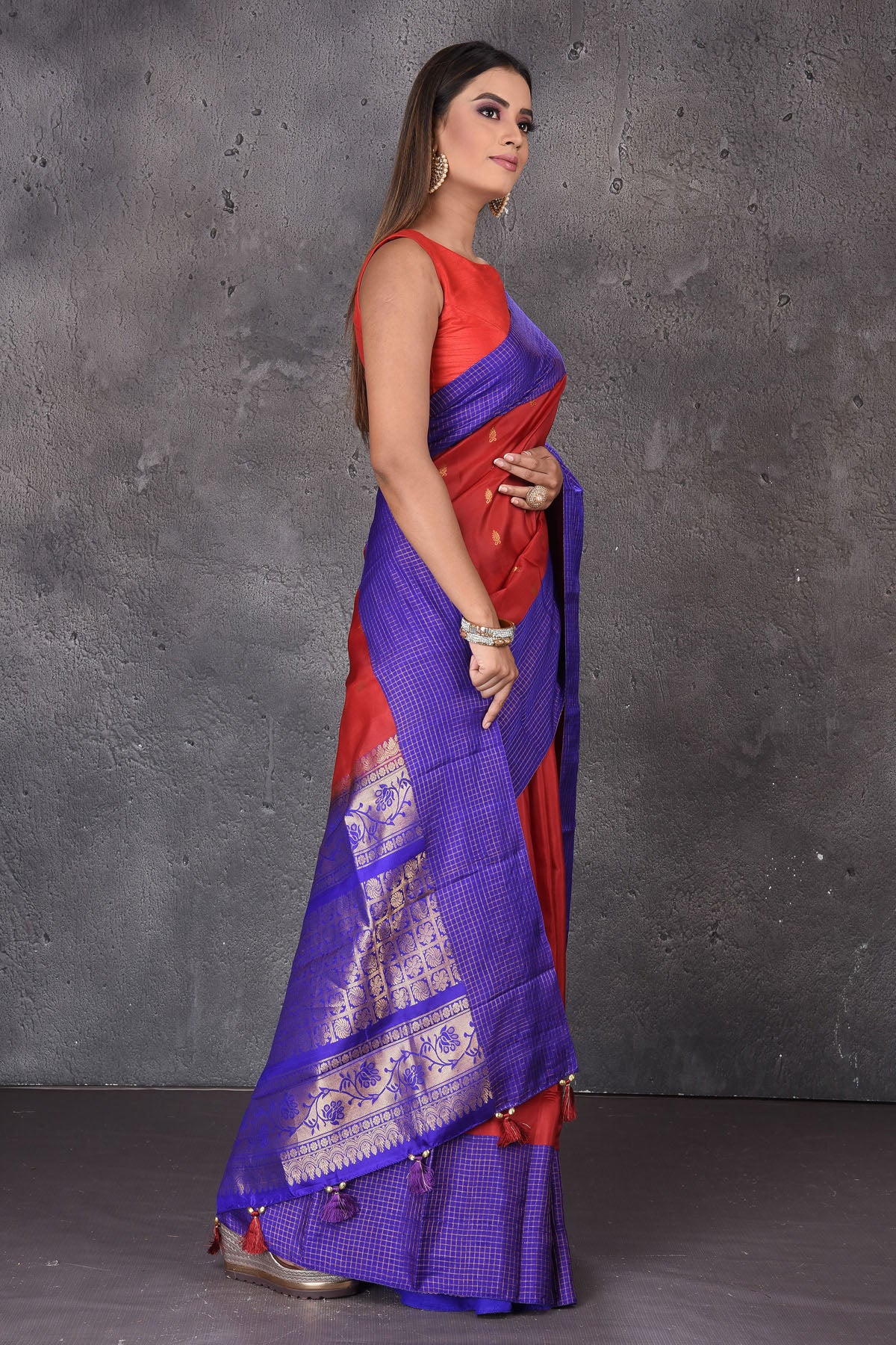Buy stunning red Gadhwal silk saree online in USA with blue border and buta. Enrich your ethnic wardrobe with traditional Indian sarees, designer sarees. embroidered sarees, pure silk sarees, handwoven sarees, Kanchipuram sarees, Banarasi saris from Pure Elegance Indian saree store in USA.-side