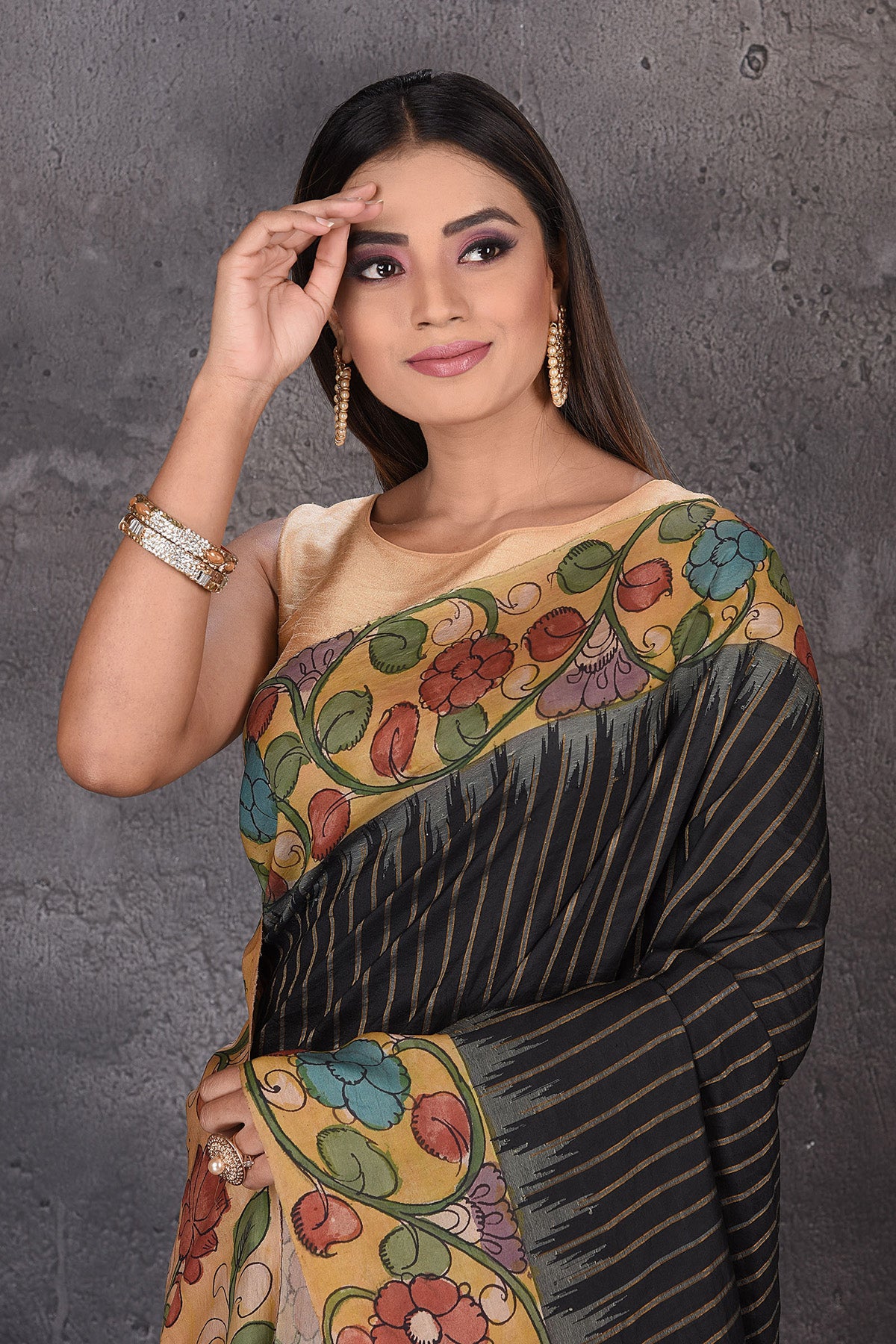 Buy stunning black striped Kalamkari print saree online in USA. Enrich your ethnic wardrobe with traditional Indian sarees, designer sarees. embroidered sarees, pure silk sarees, handwoven sarees, Kanchipuram sarees, Banarasi saris from Pure Elegance Indian saree store in USA.-closeup