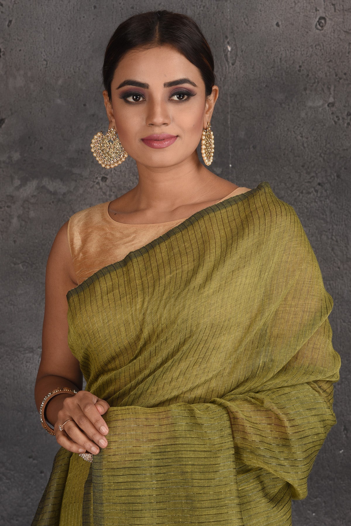 Buy stunning pista green zari stripes handloom cotton sari online in USA. Keep your ethnic wardrobe up to date with latest designer sarees, pure silk sarees, handwoven sarees, tussar silk sarees, embroidered sarees, organza saris from Pure Elegance Indian fashion store in USA.-closeup