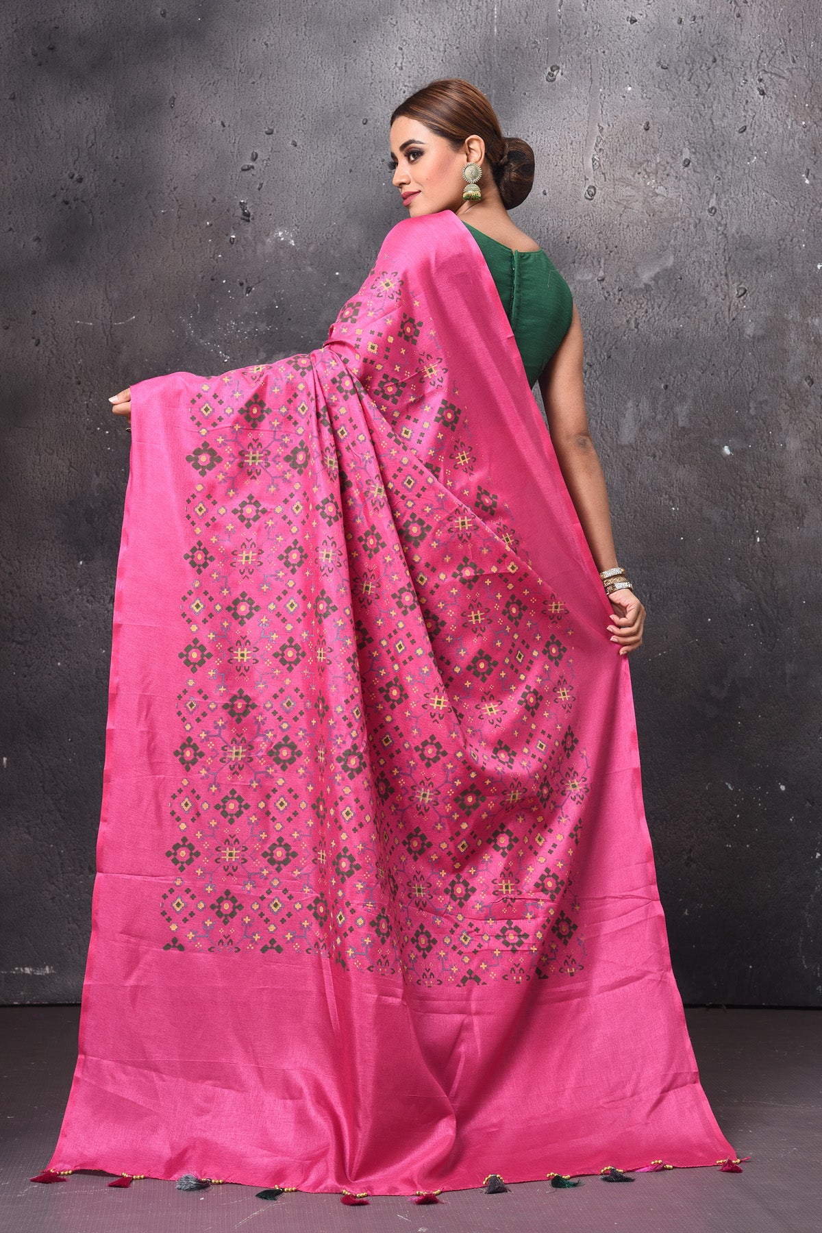 Buy stunning fuschia pink Patola print saree online in USA. Keep your ethnic wardrobe up to date with latest designer sarees, pure silk sarees, handwoven sarees, tussar silk sarees, embroidered sarees, chiffon saris from Pure Elegance Indian saree store in USA.-back