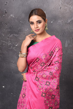 Buy stunning fuschia pink Patola print saree online in USA. Keep your ethnic wardrobe up to date with latest designer sarees, pure silk sarees, handwoven sarees, tussar silk sarees, embroidered sarees, chiffon saris from Pure Elegance Indian saree store in USA.-closeup