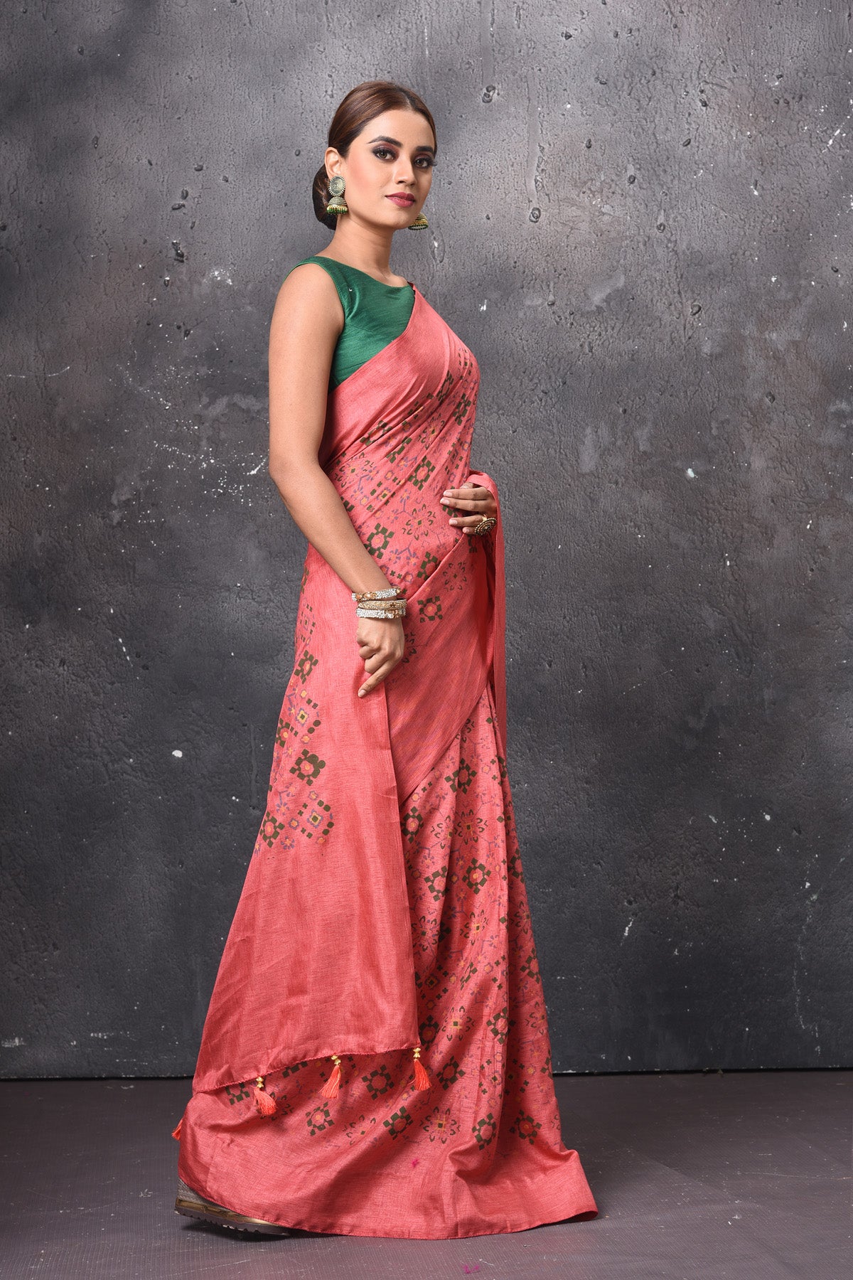 Shop stunning dark pink printed Patola saree online in USA. Keep your ethnic wardrobe up to date with latest designer sarees, pure silk sarees, handwoven sarees, tussar silk sarees, embroidered sarees, chiffon saris from Pure Elegance Indian saree store in USA.-side