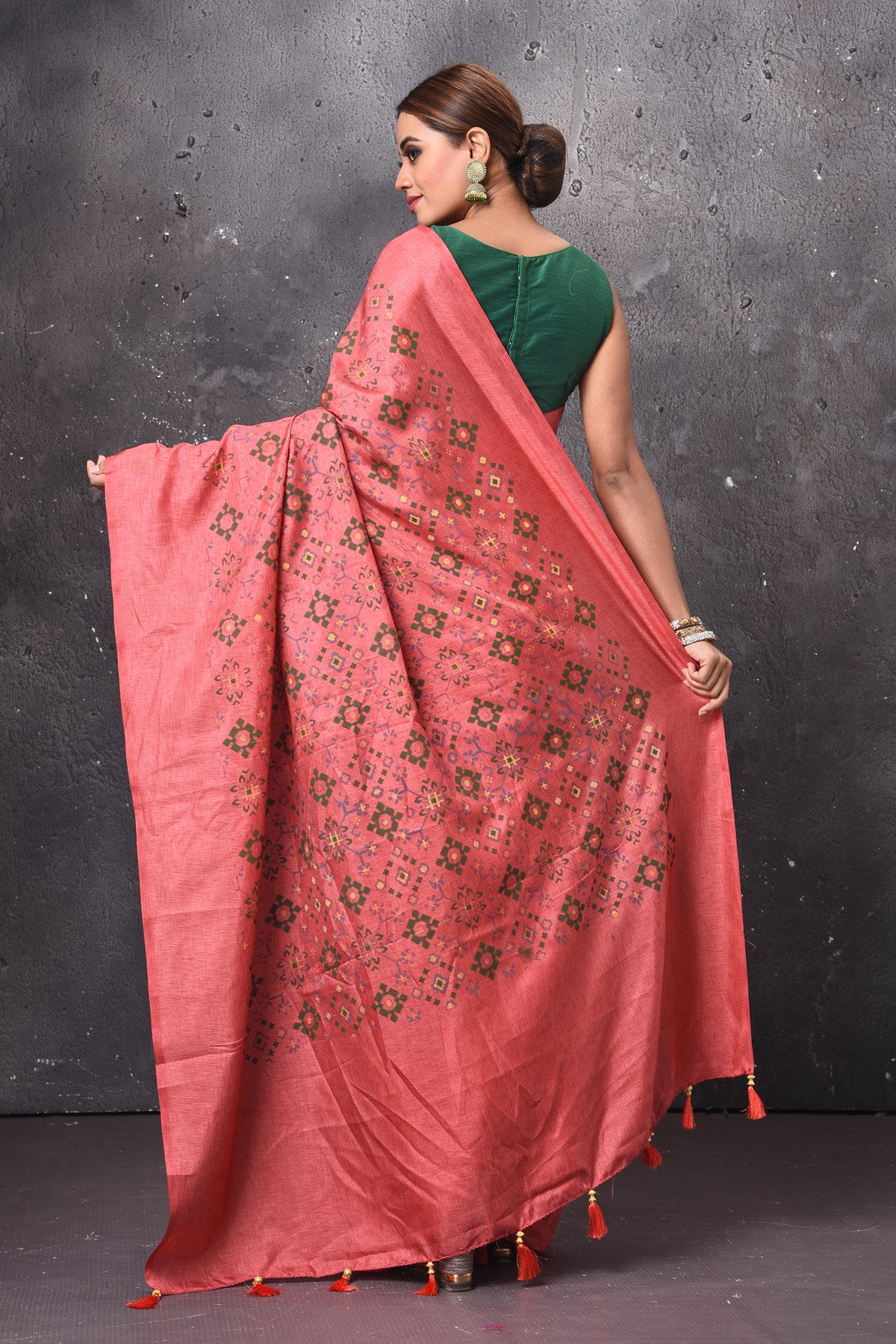 Shop stunning dark pink printed Patola saree online in USA. Keep your ethnic wardrobe up to date with latest designer sarees, pure silk sarees, handwoven sarees, tussar silk sarees, embroidered sarees, chiffon saris from Pure Elegance Indian saree store in USA.-back