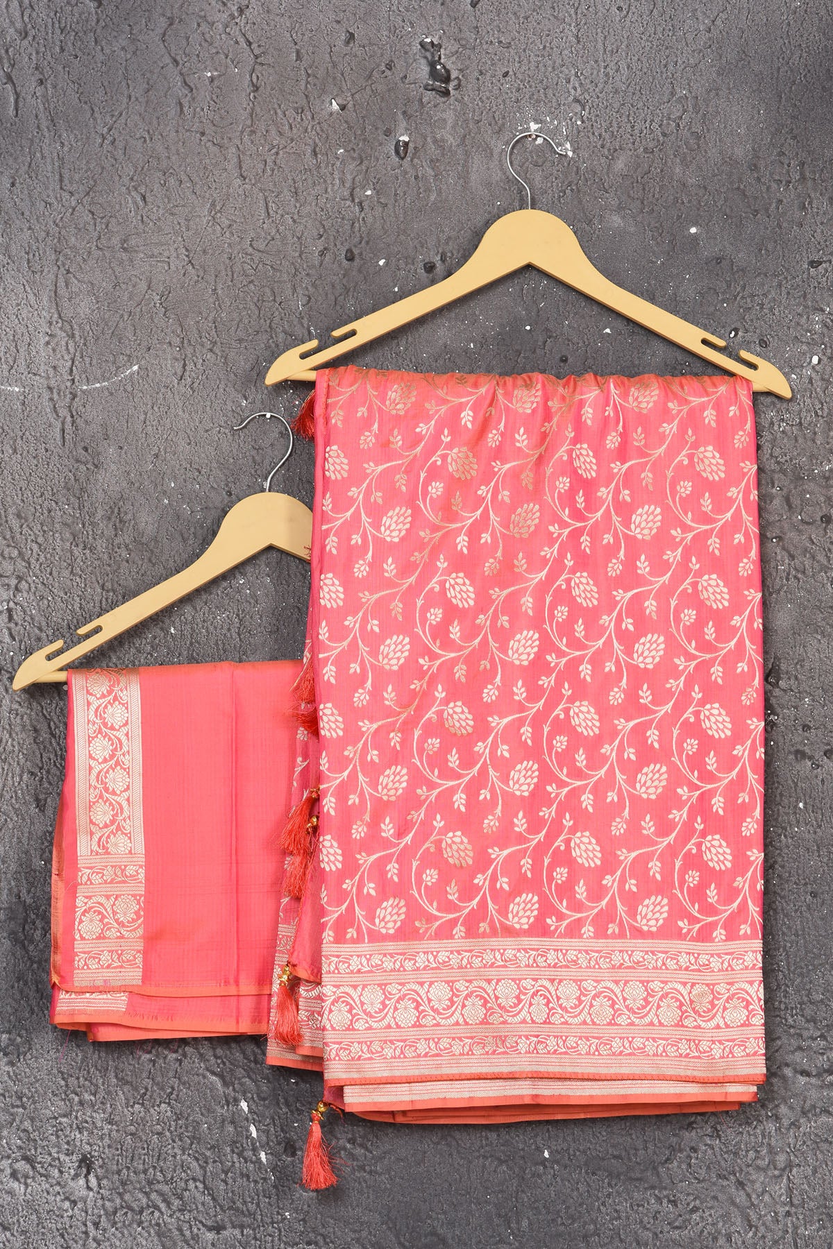 Shop thos elegant pink woven banarasi silk saree with golden zari work online in USA. With exquisite design spread across the length of the saree, it is perfect for any occasion which has a beautiful floral pattern zari work with blend of gold colour. Pair this silk banarasi silk sari with heels and a moti necklace from Pure Elegance Indian fashion store in USA.- Unstitched blouse.