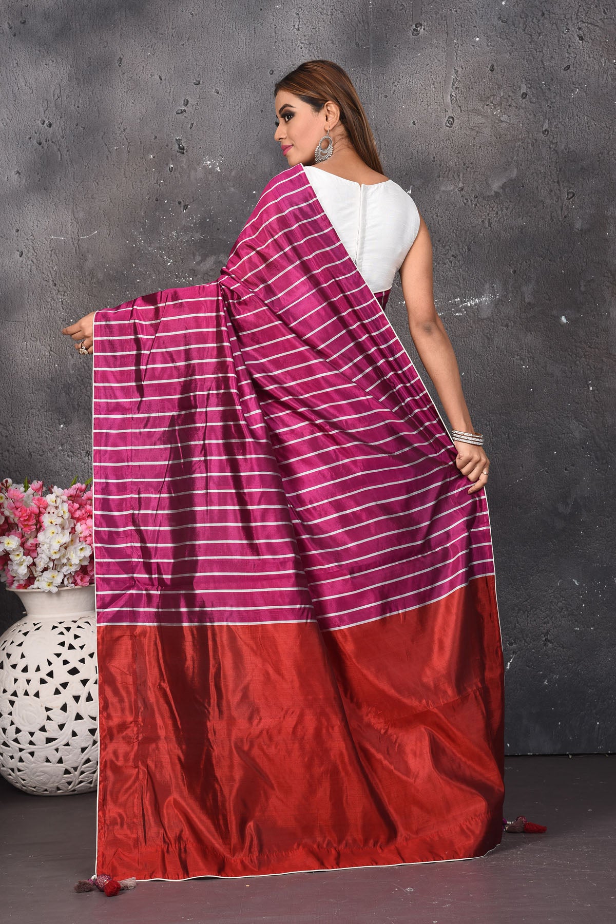 Shop stunning magenta and grey matka silk sari online in USA. Keep your ethnic wardrobe up to date with latest designer sarees, pure silk sarees, Kanchipuram silk sarees, handwoven saris, tussar silk sarees, embroidered saris from Pure Elegance Indian saree store in USA.-back