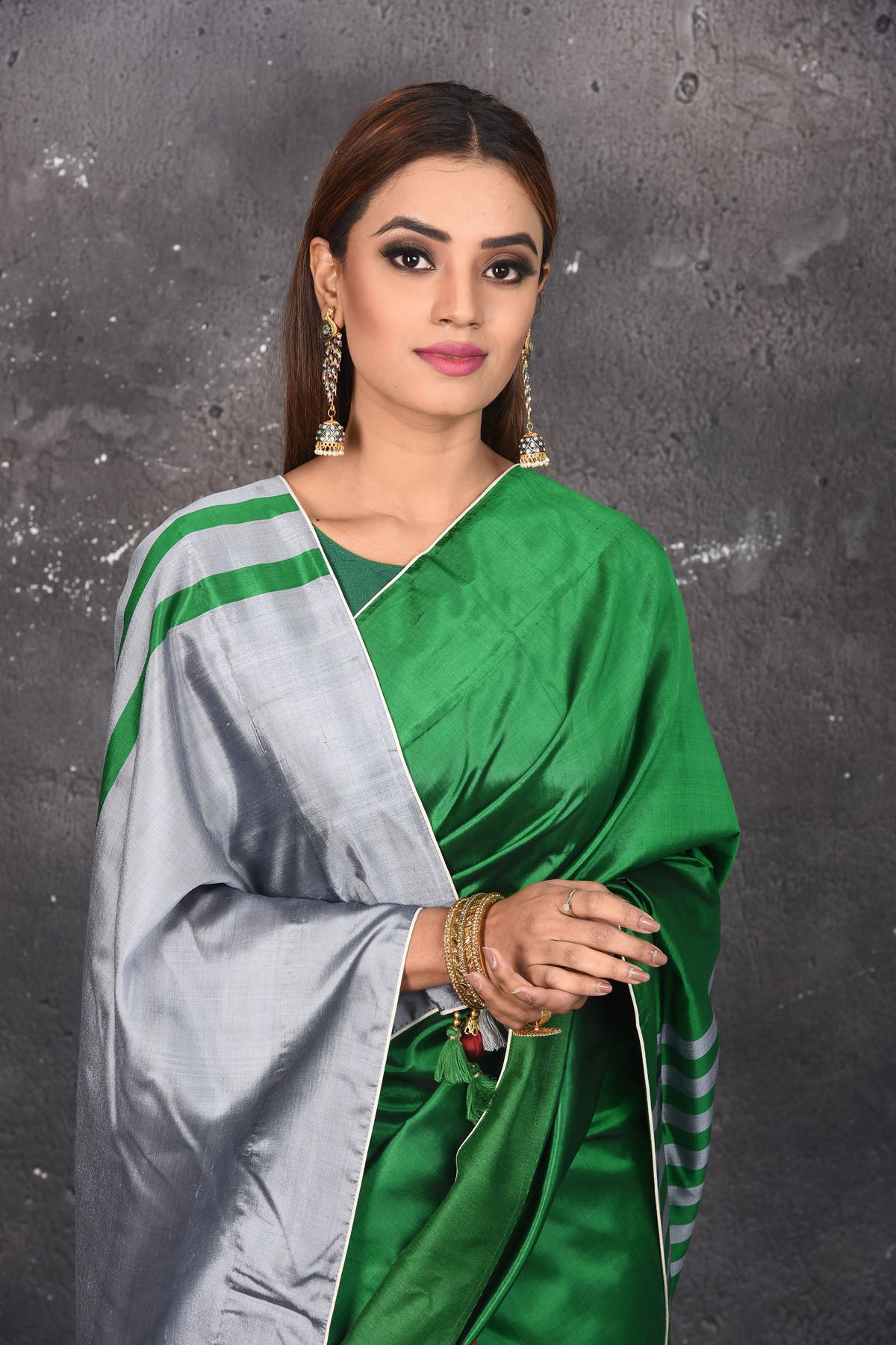 Shop beautiful green and red matka silk sari online in USA with grey pallu. Keep your ethnic wardrobe up to date with latest designer sarees, pure silk sarees, Kanchipuram silk sarees, handwoven saris, tussar silk sarees, embroidered saris from Pure Elegance Indian saree store in USA.-closeup