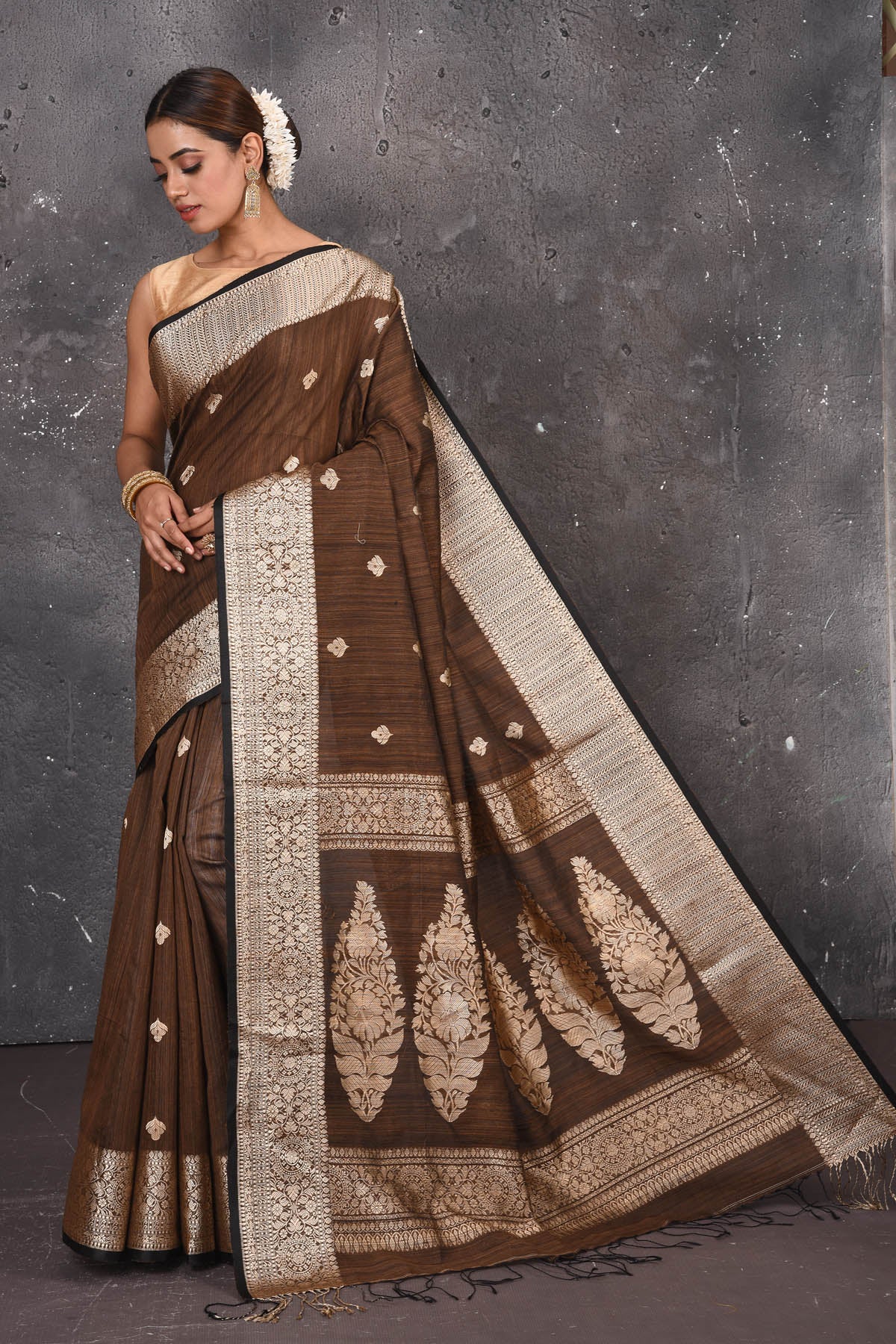 Buy elegant brown zari woven matka Silk Banarasi saree with zari broad border online in USA which has crafted by skilled weaver of Banaras with elegance and grace, this saree is definitely the epitome of beauty and a must have in your collection. Buy designer handwoven banarasi brocade sari with any blouse from Pure Elegance Indian saree store in USA. -Full view.