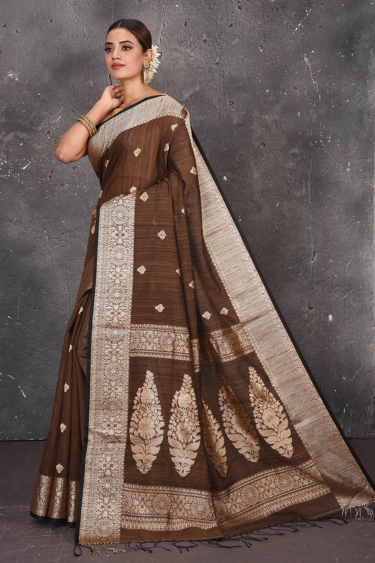 Buy elegant brown zari woven matka Silk Banarasi saree with zari broad border online in USA which has crafted by skilled weaver of Banaras with elegance and grace, this saree is definitely the epitome of beauty and a must have in your collection. Buy designer handwoven banarasi brocade sari with any blouse from Pure Elegance Indian saree store in USA. -Side view.