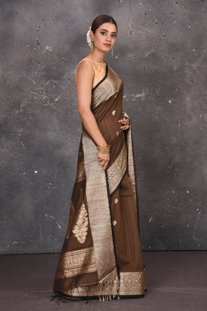 Buy elegant brown zari woven matka Silk Banarasi saree with zari broad border online in USA which has crafted by skilled weaver of Banaras with elegance and grace, this saree is definitely the epitome of beauty and a must have in your collection. Buy designer handwoven banarasi brocade sari with any blouse from Pure Elegance Indian saree store in USA. -Side view.