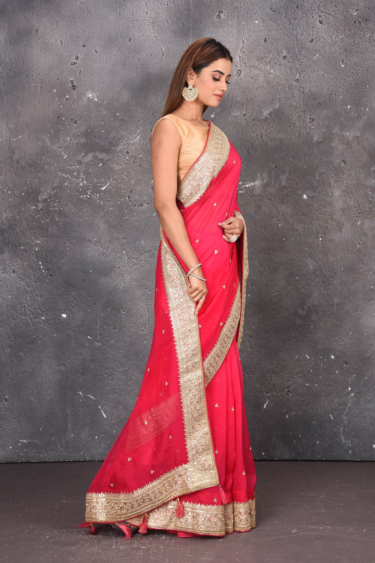 Shop exquisite pink georgette banarasi designer saree with golden heavy Border online in USA which has crafted by skilled weaver of Banaras with elegance and grace, this saree is definitely the epitome of beauty and a must have in your collection. Buy designer handwoven banarasi georgette sari with any blouse from Pure Elegance Indian saree store in USA.-Side view.