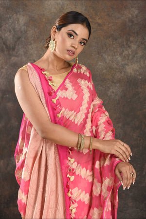 90N425 Light Pink Borderless Georgette Sari with Golden Chevron Design