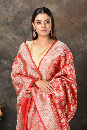 Buy stunning pink Banarasi sari online in USA with heavy minakari zari jaal. Look royal at weddings and festive occasions in exquisite Banarasi saris, handwoven sarees, tussar silk sarees, Bollywood sarees, partywear sarees from Pure Elegance Indian saree store in USA.-closeup