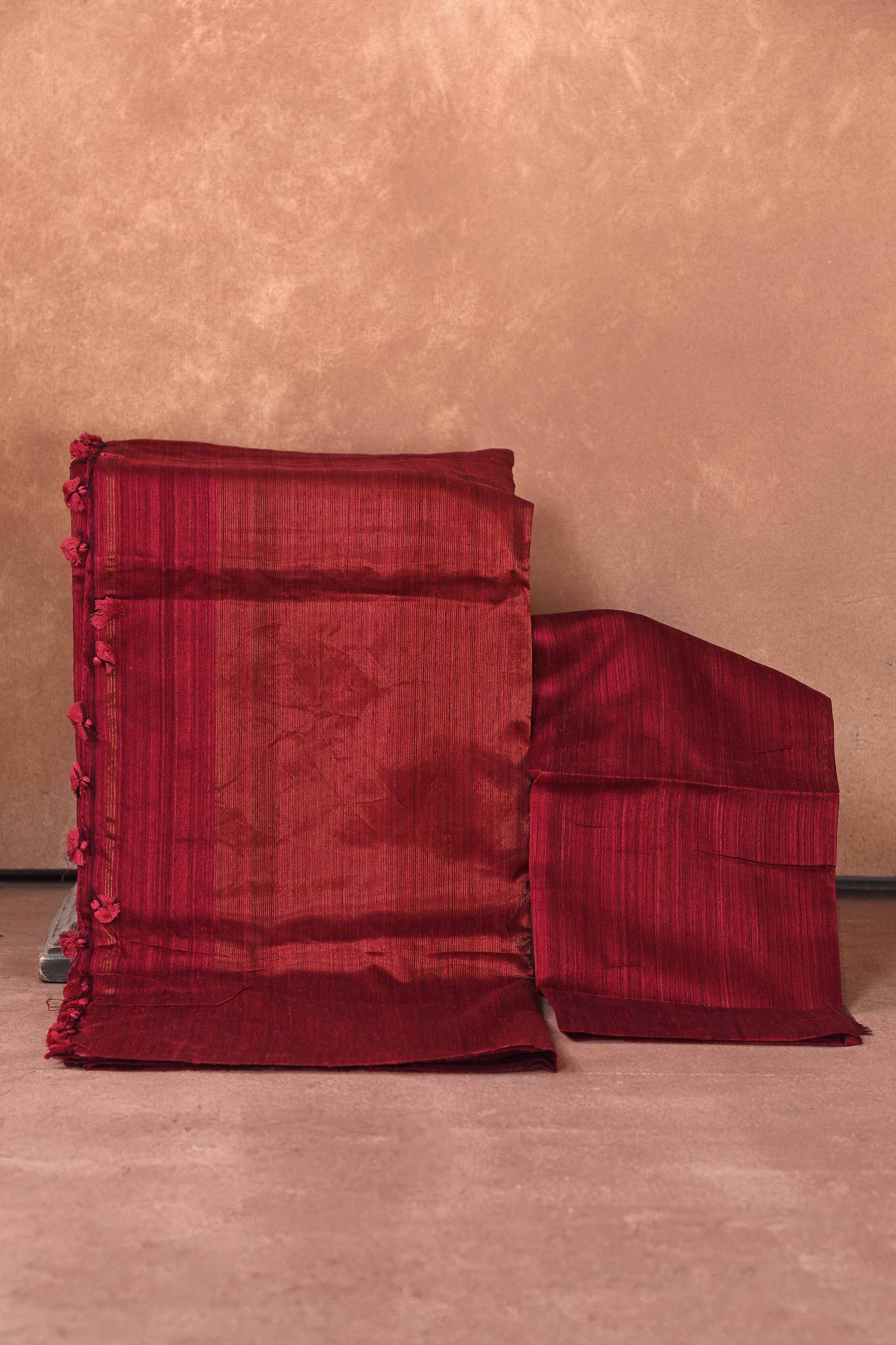 Buy beautiful blood red matka silk sari online in USA with light zari pallu. Keep your ethnic wardrobe up to date with latest designer sarees, pure silk saris, Kanchipuram silk sarees, handwoven sarees, tussar silk saris, embroidered sarees, soft silk sarees from Pure Elegance Indian saree store in USA.-blouse