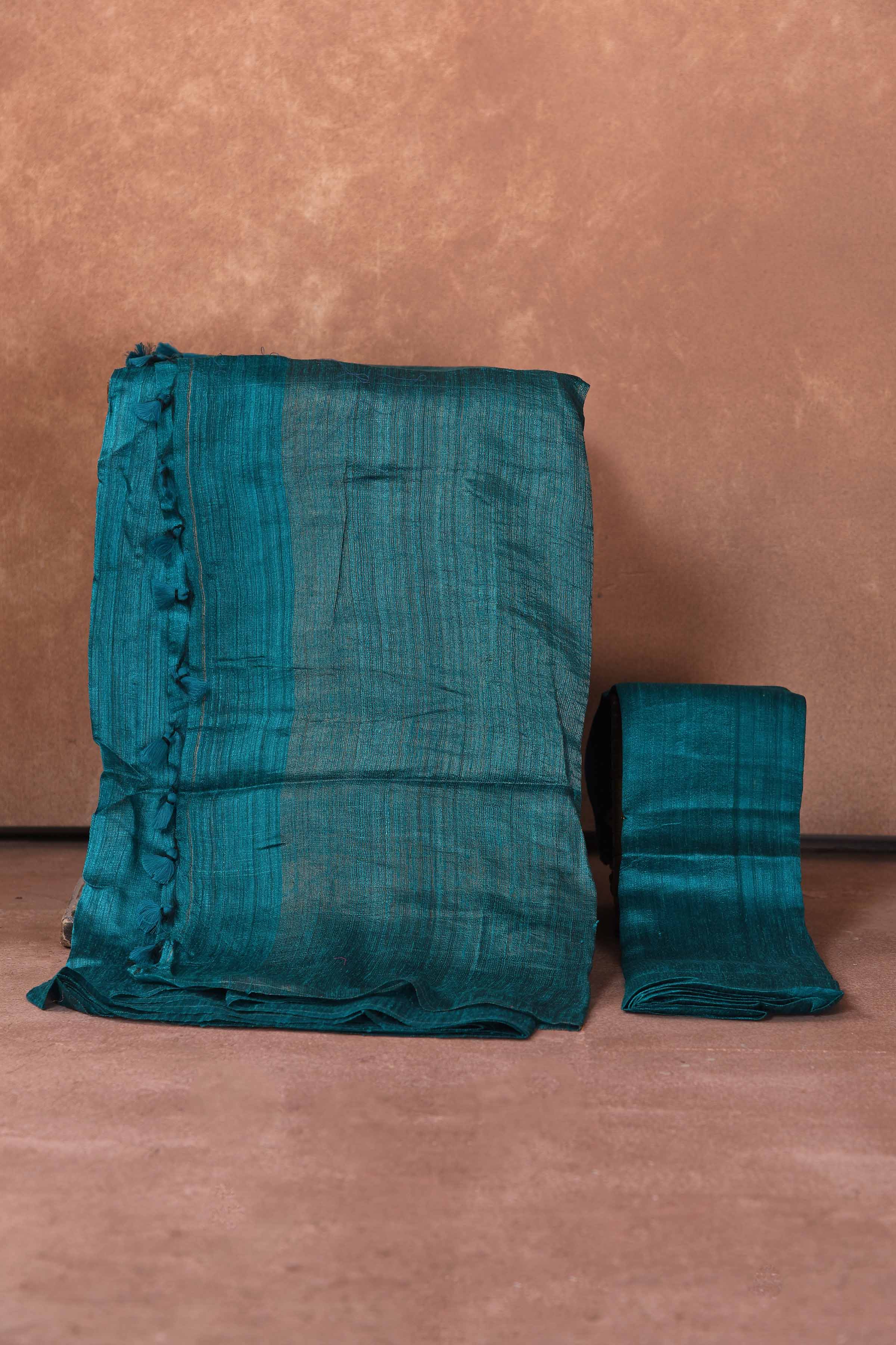 Shop sea blue matka silk sari online in USA with light zari pallu. Keep your ethnic wardrobe up to date with latest designer sarees, pure silk saris, Kanchipuram silk sarees, handwoven sarees, tussar silk saris, embroidered sarees, soft silk sarees from Pure Elegance Indian saree store in USA.-blouse