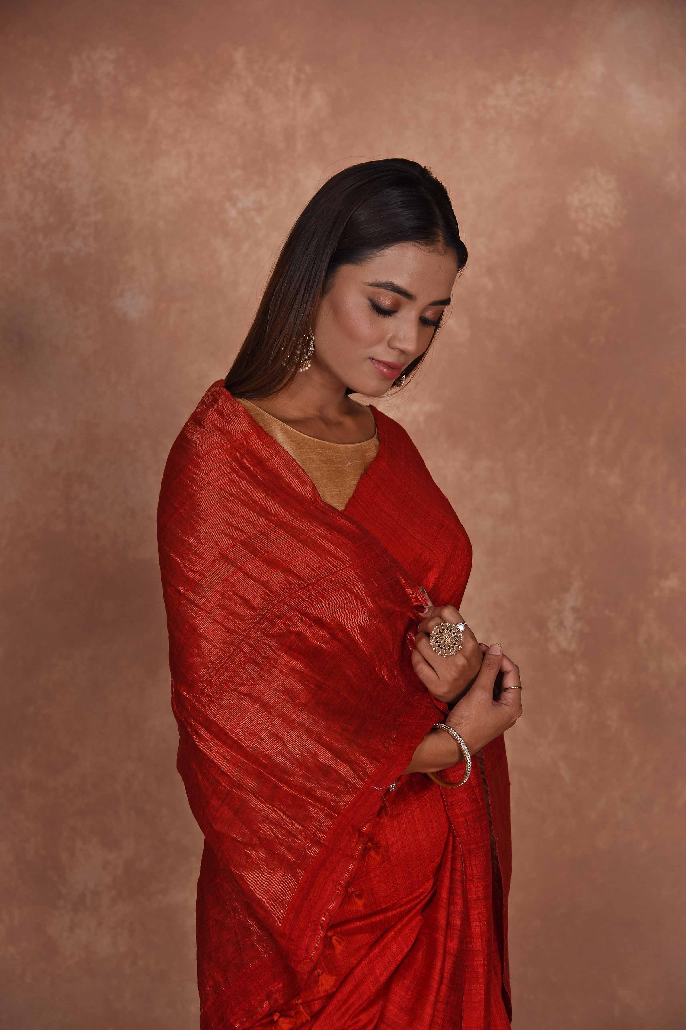 Shop bright red matka silk saree online in USA with light zari pallu. Keep your ethnic wardrobe up to date with latest designer sarees, pure silk saris, Kanchipuram silk sarees, handwoven sarees, tussar silk saris, embroidered sarees, soft silk sarees from Pure Elegance Indian saree store in USA.-closeup