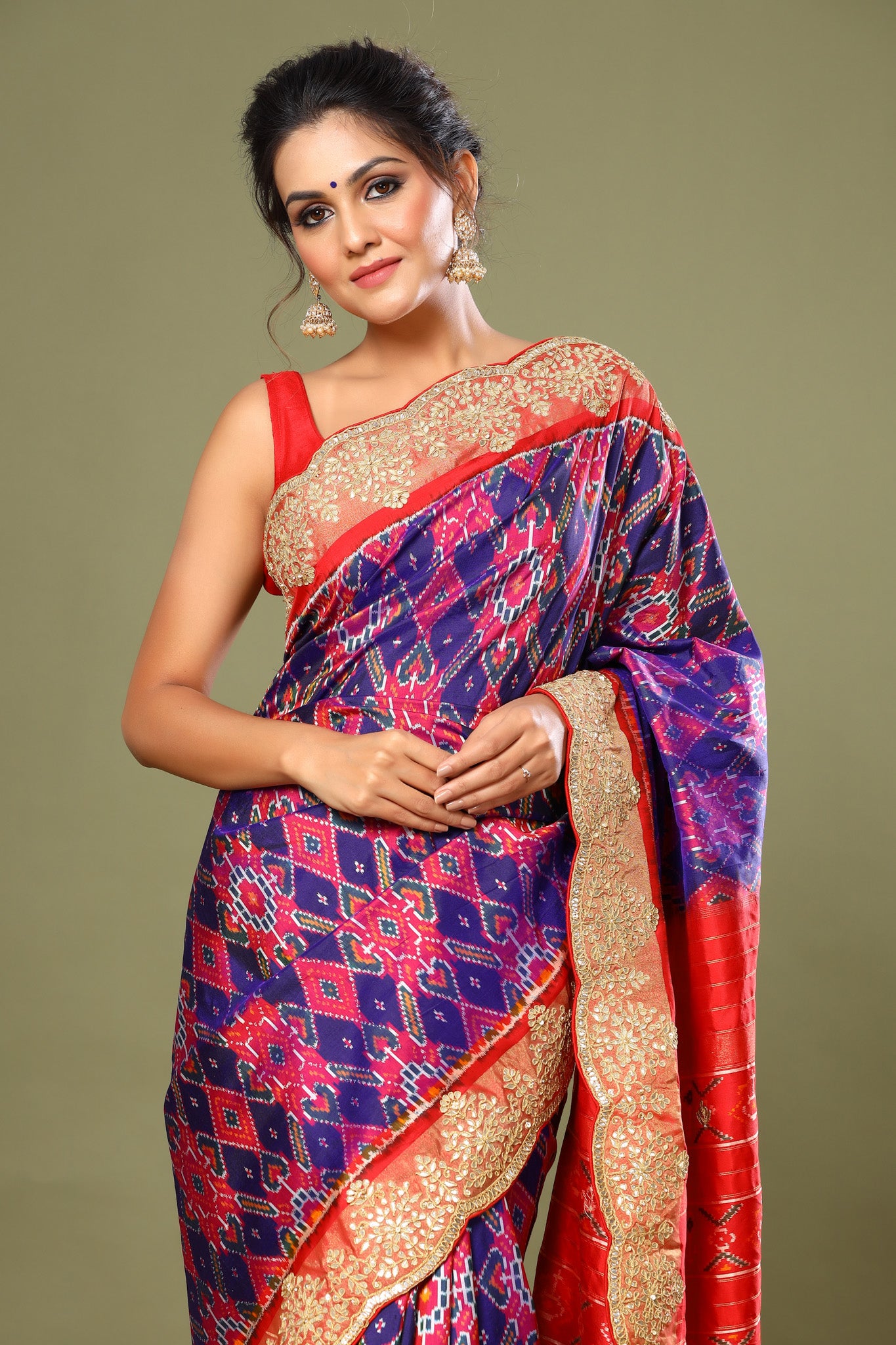 Buy purple Patola silk saree online in USA with red scalloped border. Make a fashion statement at weddings with stunning designer sarees, embroidered sarees with blouse, wedding sarees, handloom sarees from Pure Elegance Indian fashion store in USA.-details