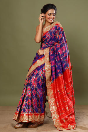 Buy purple Patola silk saree online in USA with red scalloped border. Make a fashion statement at weddings with stunning designer sarees, embroidered sarees with blouse, wedding sarees, handloom sarees from Pure Elegance Indian fashion store in USA.-pallu