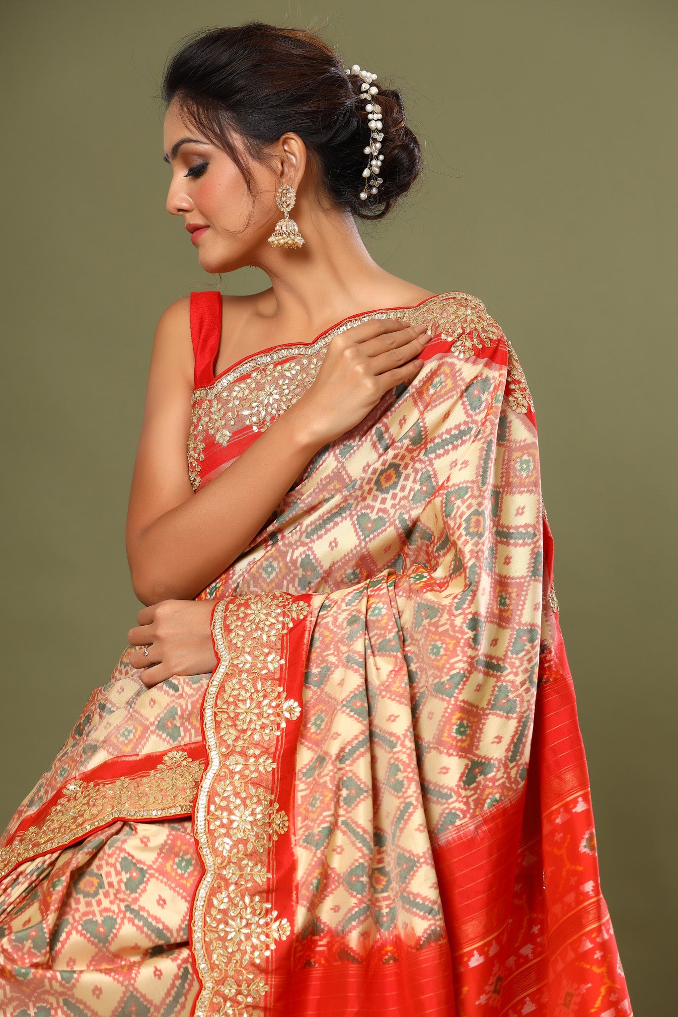 Shop cream Patola silk saree online in USA with scalloped border. Make a fashion statement at weddings with stunning designer sarees, embroidered sarees with blouse, wedding sarees, handloom sarees from Pure Elegance Indian fashion store in USA.-closeup