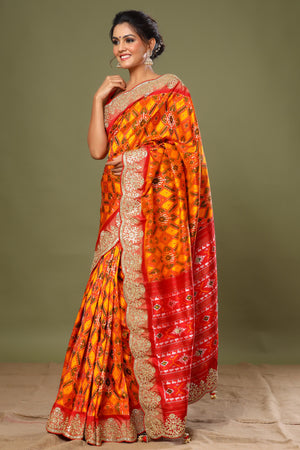 Shop orange Patola silk saree online in USA with scalloped border. Make a fashion statement at weddings with stunning designer sarees, embroidered sarees with blouse, wedding sarees, handloom sarees from Pure Elegance Indian fashion store in USA.-pallu