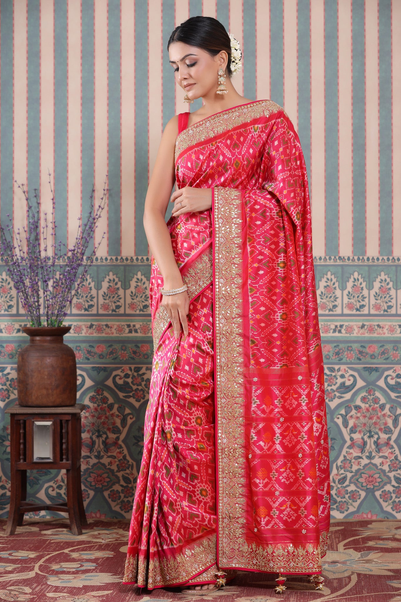 Buy pink Patola silk sari online in USA with embroidered border. Make a fashion statement at weddings with stunning designer sarees, embroidered sarees with blouse, wedding sarees, handloom sarees from Pure Elegance Indian fashion store in USA.-pallu