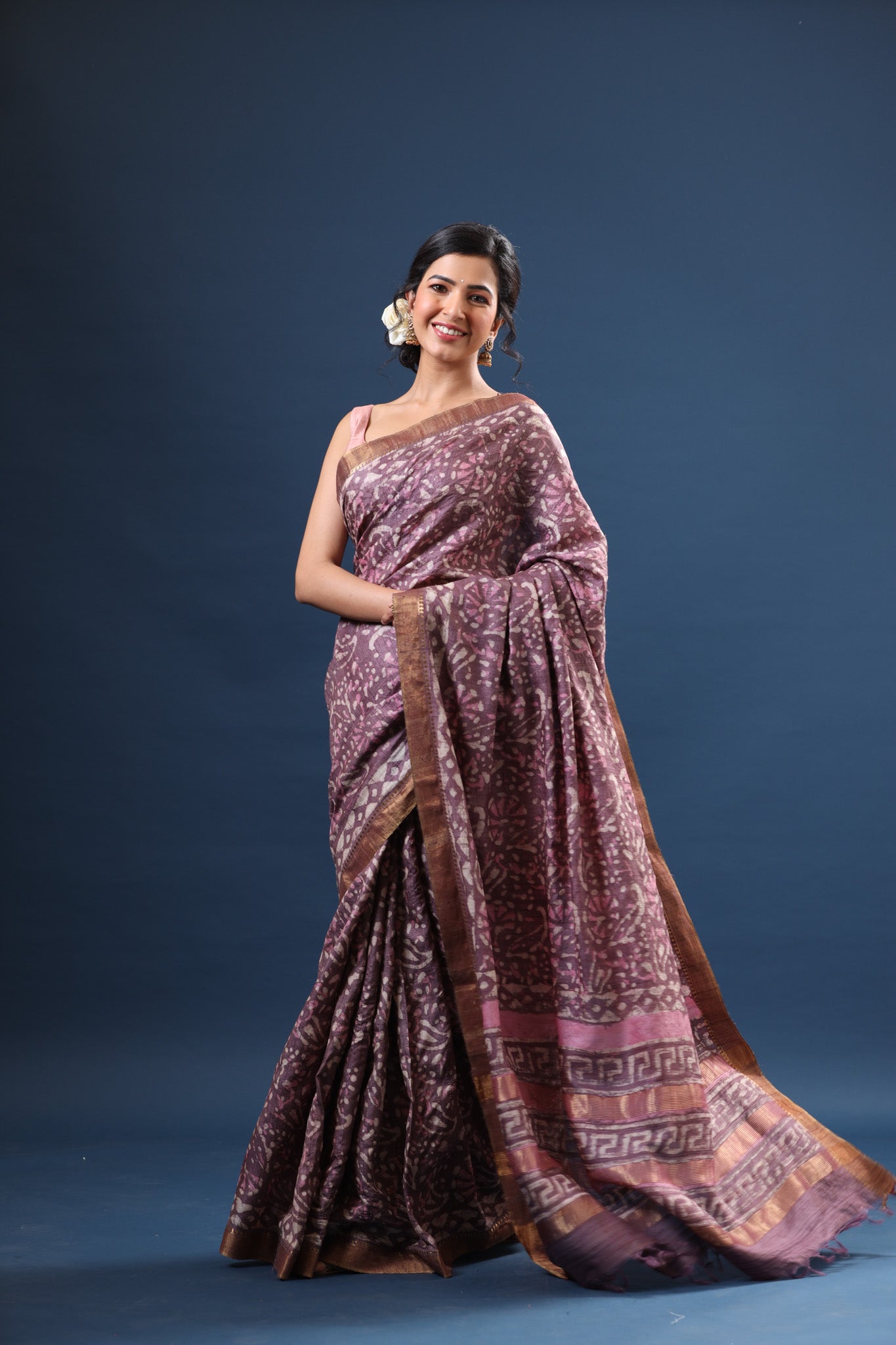 Shop mauve printed tussar silk sari online in USA with zari border. Make a fashion statement at weddings with stunning designer sarees, embroidered sarees with blouse, wedding sarees, handloom sarees from Pure Elegance Indian fashion store in USA.-pallu