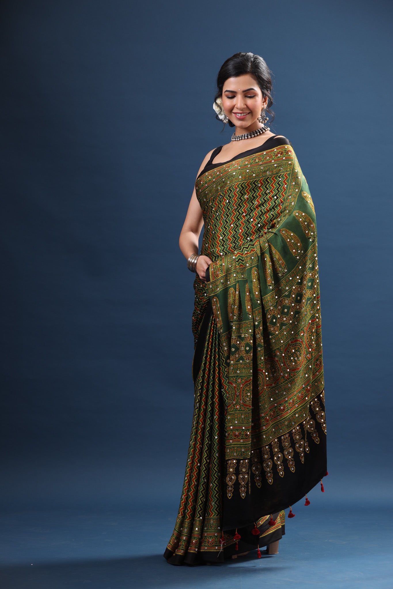 Shop elegant mehendi green printed modal silk sari online in USA. Make a fashion statement at weddings with stunning designer sarees, embroidered sarees with blouse, wedding sarees, handloom sarees from Pure Elegance Indian fashion store in USA.-pallu
