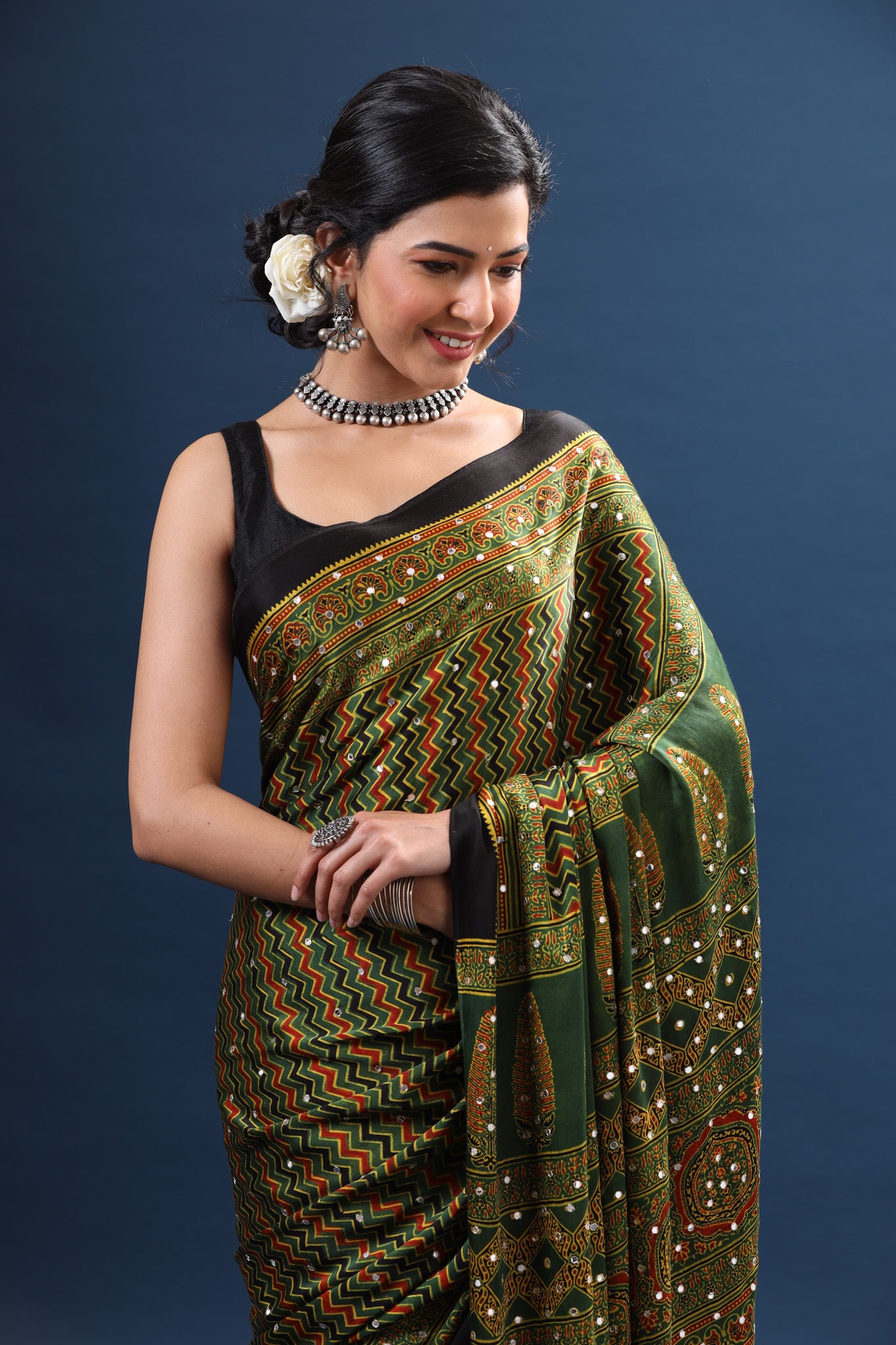 Shop elegant mehendi green printed modal silk sari online in USA. Make a fashion statement at weddings with stunning designer sarees, embroidered sarees with blouse, wedding sarees, handloom sarees from Pure Elegance Indian fashion store in USA.-closeup
