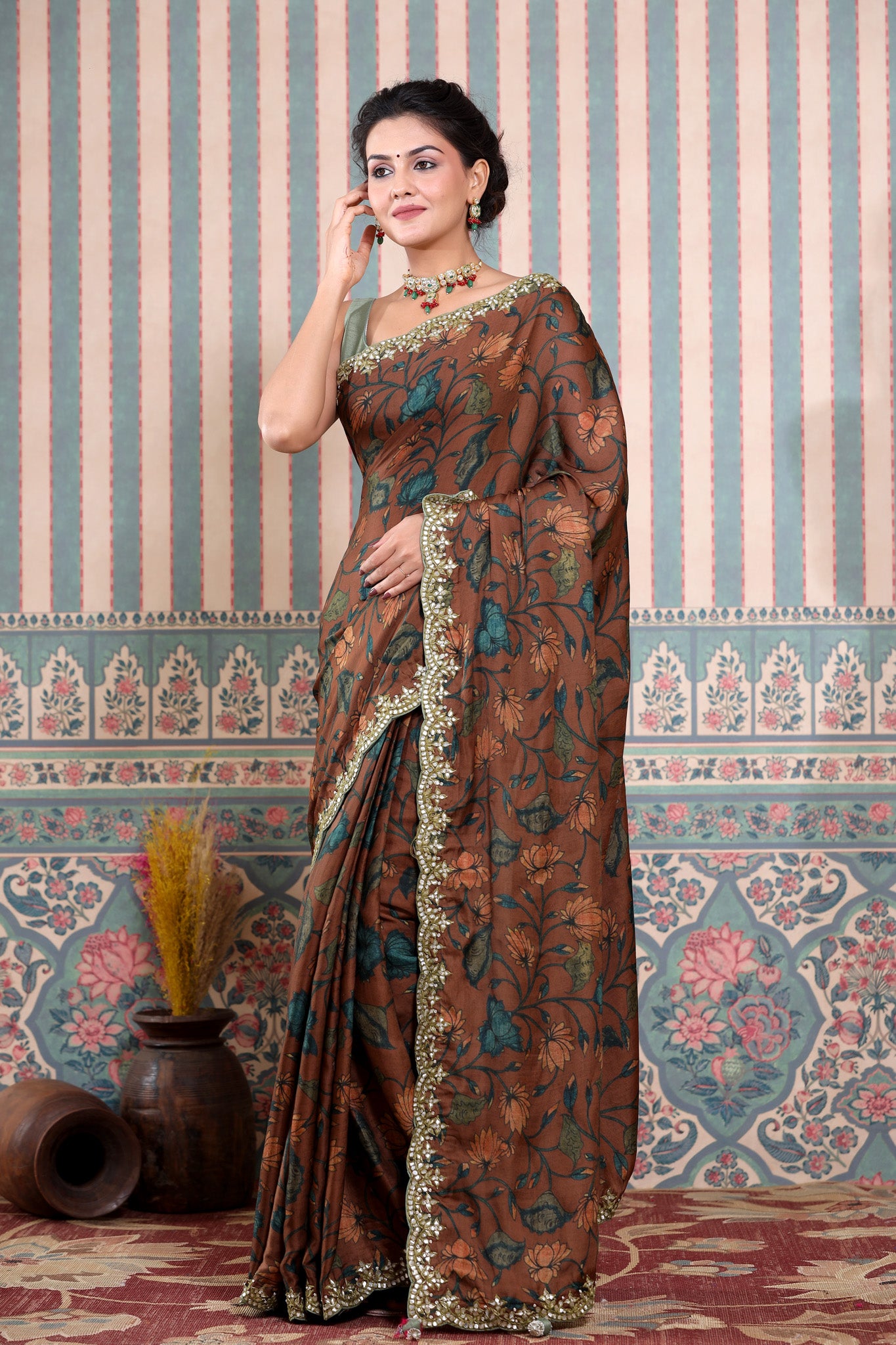Buy brown printed Mulbery silk sari online in USA with scalloped border. Make a fashion statement at weddings with stunning designer sarees, embroidered sarees with blouse, wedding sarees, handloom sarees from Pure Elegance Indian fashion store in USA.-pallu
