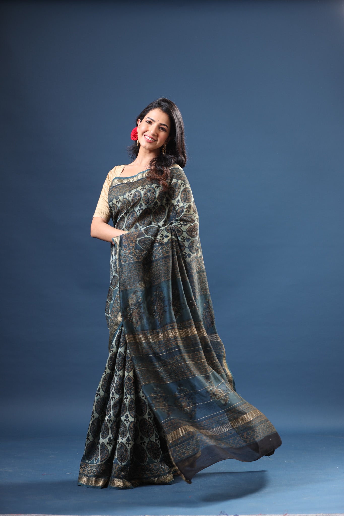 Buy blue printed tussar silk silk sari online in USA with zari border. Make a fashion statement at weddings with stunning designer sarees, embroidered sarees with blouse, wedding sarees, handloom sarees from Pure Elegance Indian fashion store in USA.-pallu
