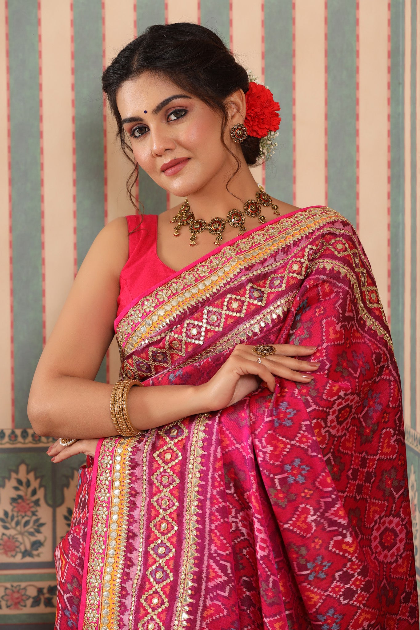 Shop pink Patola silk sari online in USA with embroidered border. Make a fashion statement at weddings with stunning designer sarees, embroidered sarees with blouse, wedding sarees, handloom sarees from Pure Elegance Indian fashion store in USA.-closeup