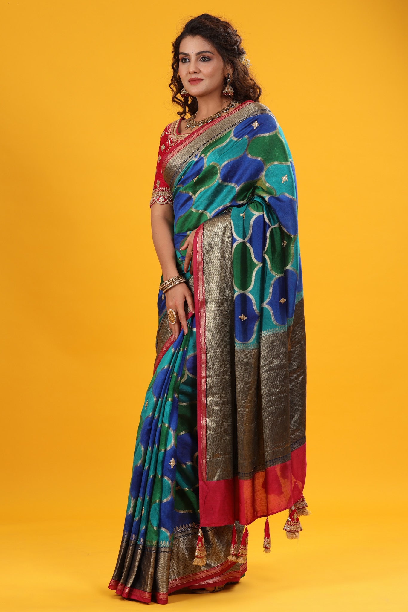 Buy green and blue Banarasi silk sari online in USA with zari border. Make a fashion statement at weddings with stunning designer sarees, embroidered sarees with blouse, wedding sarees, handloom sarees from Pure Elegance Indian fashion store in USA.-pallu