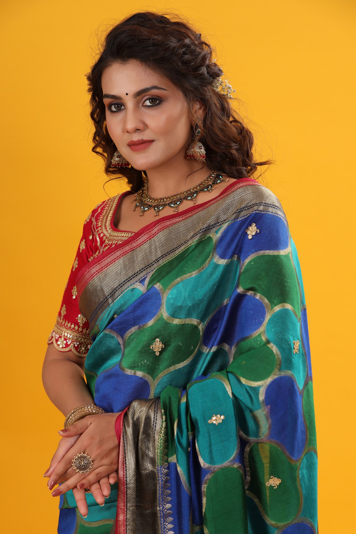 Buy green and blue Banarasi silk sari online in USA with zari border. Make a fashion statement at weddings with stunning designer sarees, embroidered sarees with blouse, wedding sarees, handloom sarees from Pure Elegance Indian fashion store in USA.-closeup