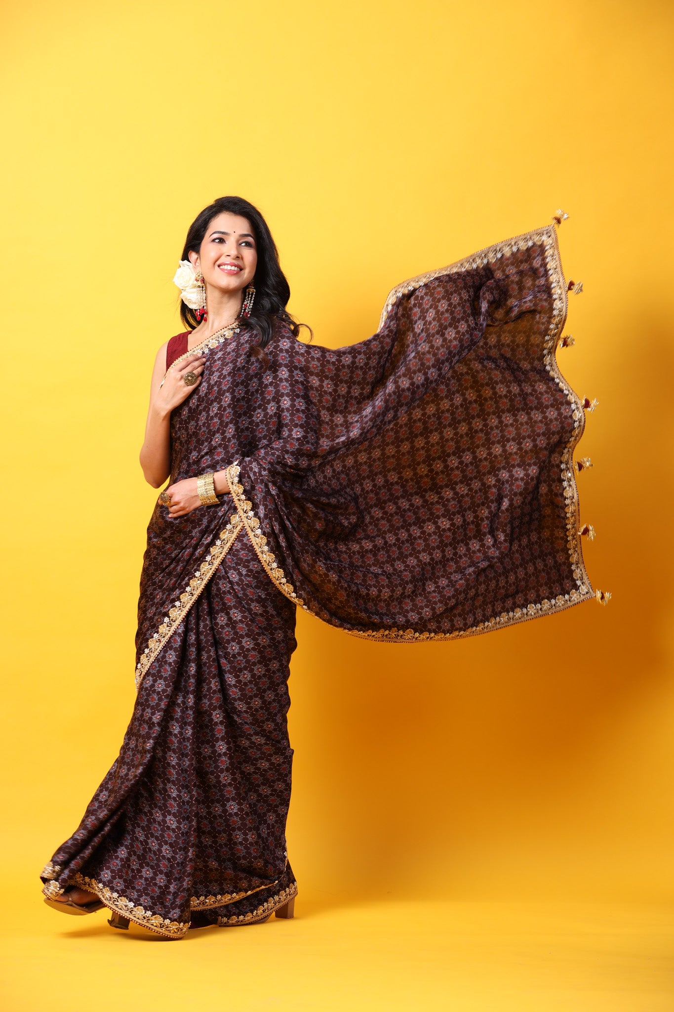 Shop brown printed georgette sari online in USA with lace border. Make a fashion statement at weddings with stunning designer sarees, embroidered sarees with blouse, wedding sarees, handloom sarees from Pure Elegance Indian fashion store in USA.-pallu