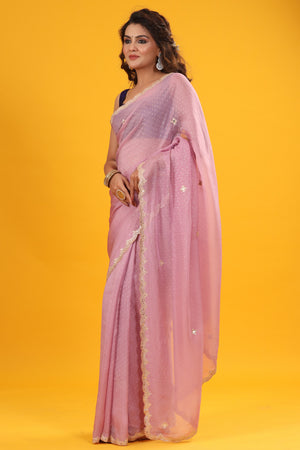 Shop light pink organza sari online in USA with scalloped border. Make a fashion statement at weddings with stunning designer sarees, embroidered sarees with blouse, wedding sarees, handloom sarees from Pure Elegance Indian fashion store in USA.-pallu