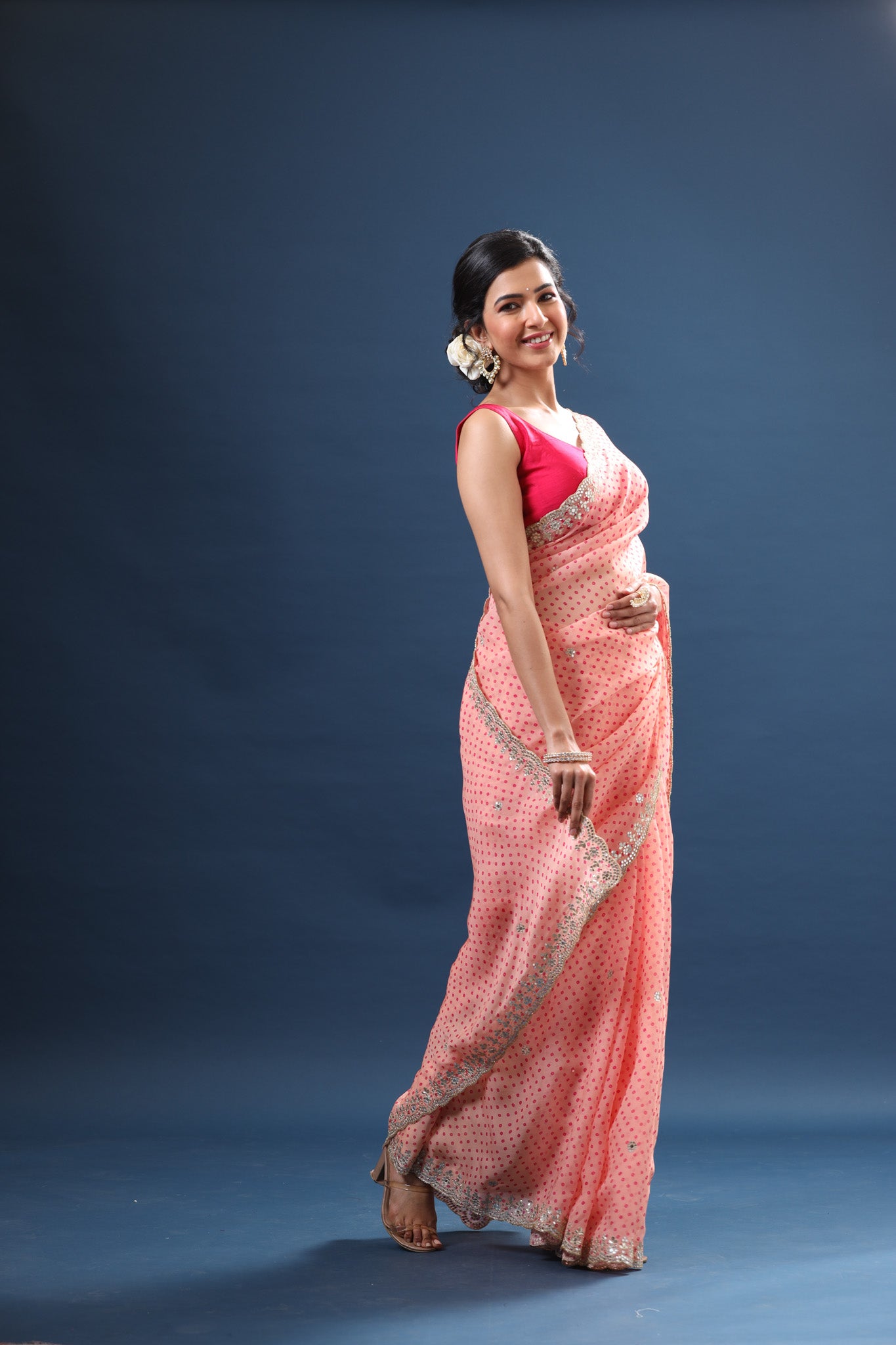 Buy powder pink bandhej organza sari online in USA with scalloped border. Make a fashion statement at weddings with stunning designer sarees, embroidered sarees with blouse, wedding sarees, handloom sarees from Pure Elegance Indian fashion store in USA.-side
