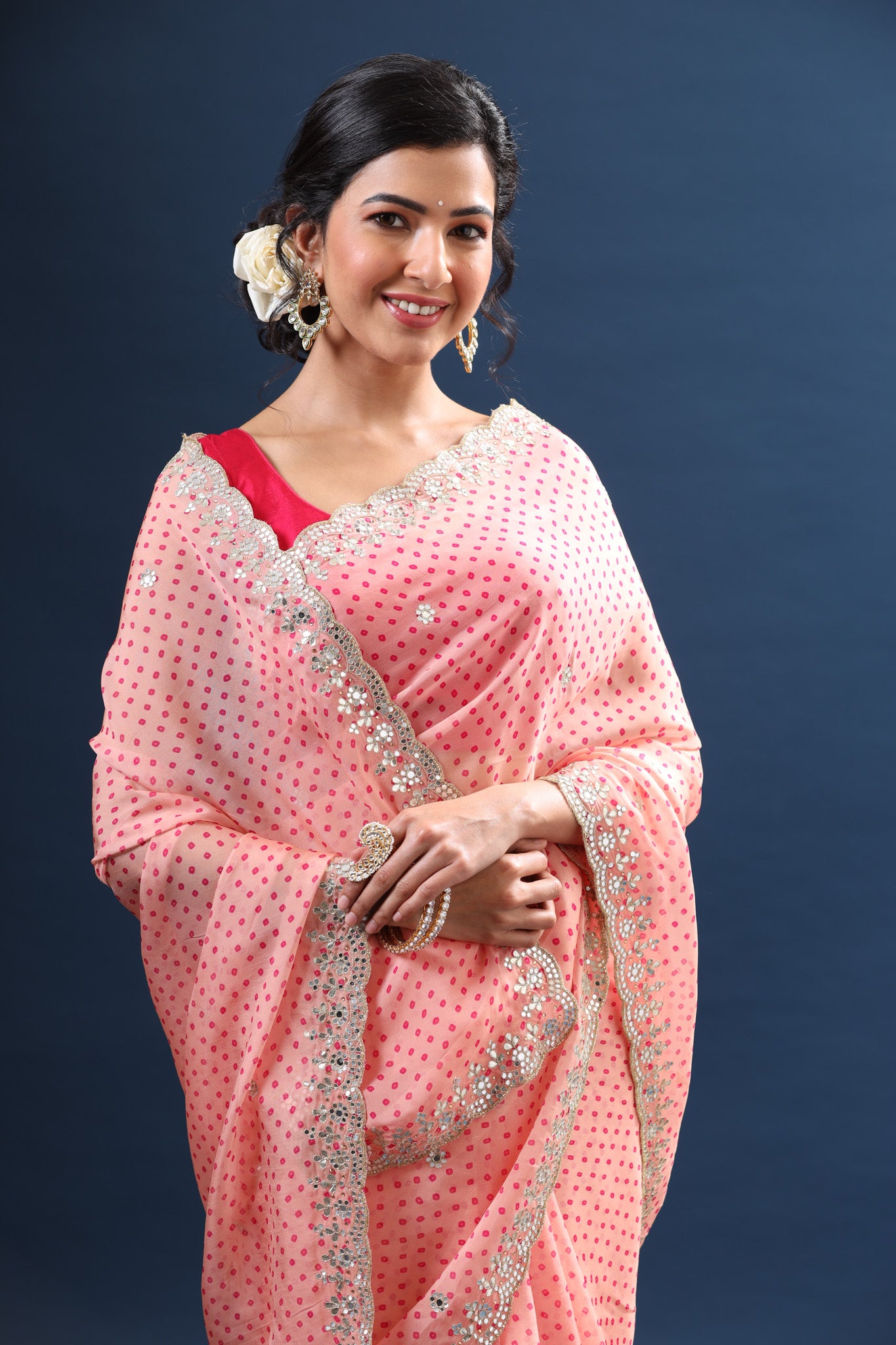 Buy powder pink bandhej organza sari online in USA with scalloped border. Make a fashion statement at weddings with stunning designer sarees, embroidered sarees with blouse, wedding sarees, handloom sarees from Pure Elegance Indian fashion store in USA.-closeup