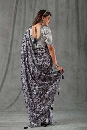 Buy dark grey floral print crepe saree online in USA with scalloped border. Make a fashion statement at weddings with stunning designer sarees, embroidered sarees with blouse, wedding sarees, handloom sarees from Pure Elegance Indian fashion store in USA.-back