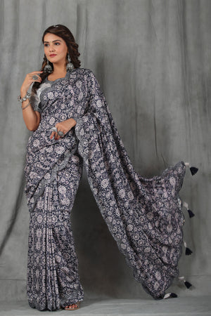 Buy dark grey floral print crepe saree online in USA with scalloped border. Make a fashion statement at weddings with stunning designer sarees, embroidered sarees with blouse, wedding sarees, handloom sarees from Pure Elegance Indian fashion store in USA.-pallu