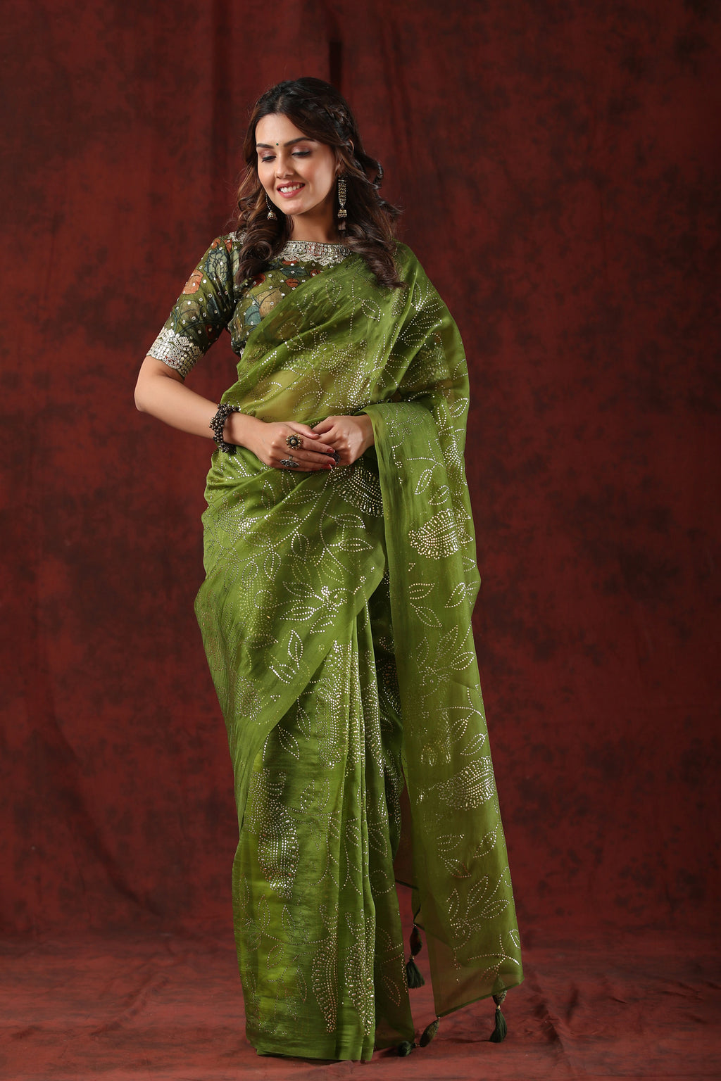 Buy green organza saree online in USA with designer Kalamkari blouse. Make a fashion statement at weddings with stunning designer sarees, embroidered sarees with blouse, wedding sarees, handloom sarees from Pure Elegance Indian fashion store in USA.-front