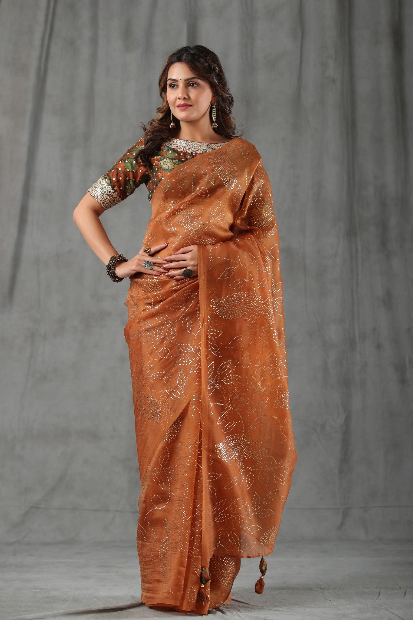 Buy brown organza saree online in USA with designer Kalamkari blouse. Make a fashion statement at weddings with stunning designer sarees, embroidered sarees with blouse, wedding sarees, handloom sarees from Pure Elegance Indian fashion store in USA.-full view