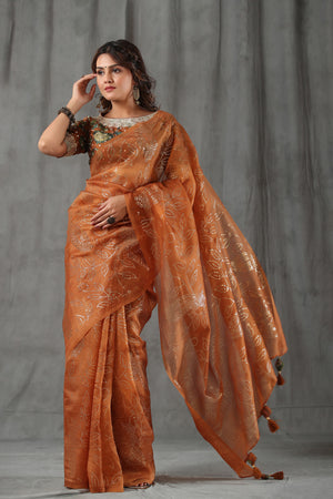 Buy brown organza saree online in USA with designer Kalamkari blouse. Make a fashion statement at weddings with stunning designer sarees, embroidered sarees with blouse, wedding sarees, handloom sarees from Pure Elegance Indian fashion store in USA.-front
