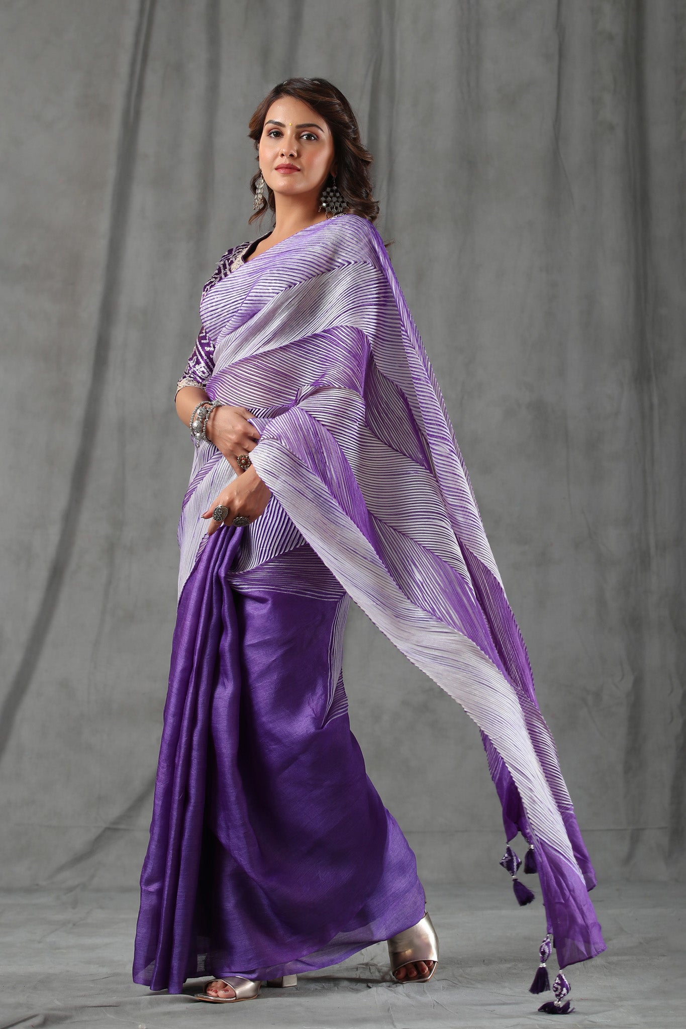 Buy lavender striped tussar silk saree online in USA with bandhej blouse. Make a fashion statement at weddings with stunning designer sarees, embroidered sarees with blouse, wedding sarees, handloom sarees from Pure Elegance Indian fashion store in USA.-pallu